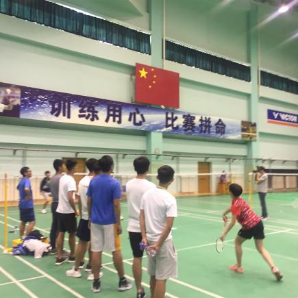 学生正在上海东方绿舟训练基地打羽毛球。