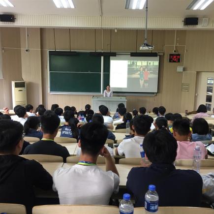 学生正在上海体育学院出席专题讲座。