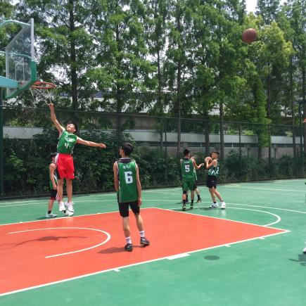 学生正在上海复兴高级中学进行篮球友谊赛。