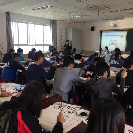 学生正在上海复兴高级中学体验中国书法。