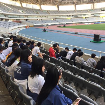 学生正在参访上海体育场。