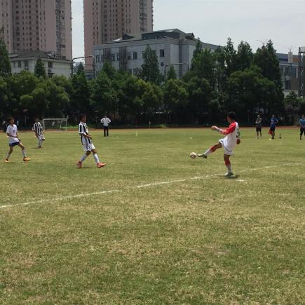 学生正在上海复兴高级中学进行足球友谊赛。