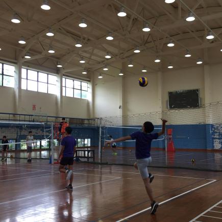 学生正在上海体育学院上排球训练课。