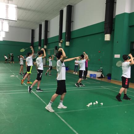 学生正在上海体育学院上羽毛球训练课。