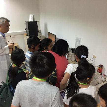学生正参访广东出入境检验检疫局，聆听工作人员介绍检验程序。