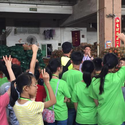 学生正参访东莞润丰果菜有限公司。
