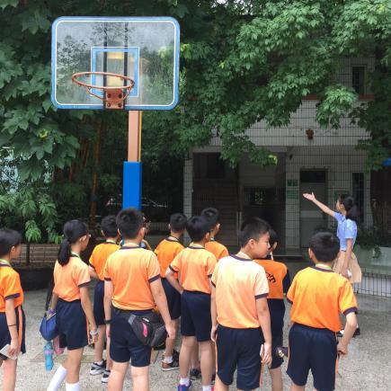 学生正参访广州长湴小学。