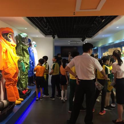 学生正参观广东出入境检验检疫局内的展览。