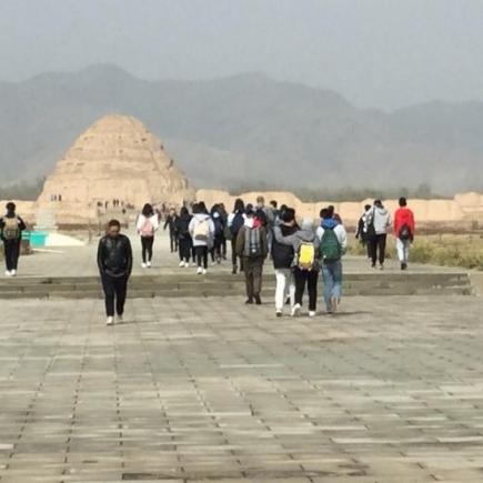 师生参访西夏王陵，透过参访西夏帝王的陵寝及出土文物，认识边疆民族的历史