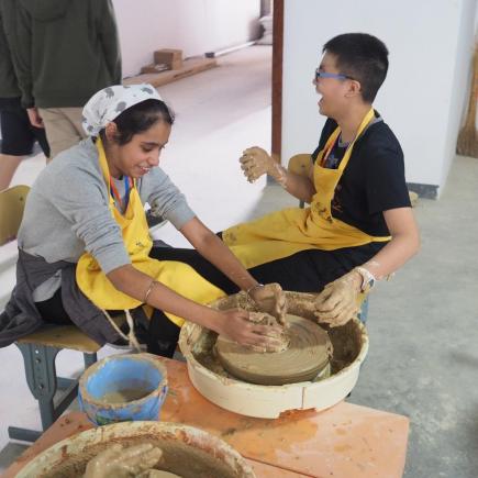 学生参与陶瓷制作工作坊
