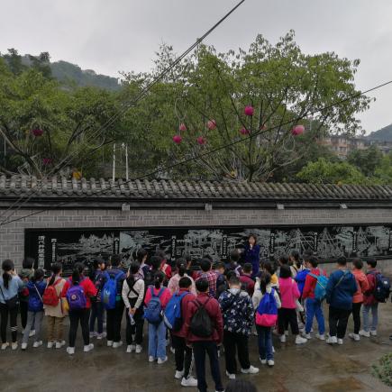 学生参访燊海井，认识中国古代钻井技术。