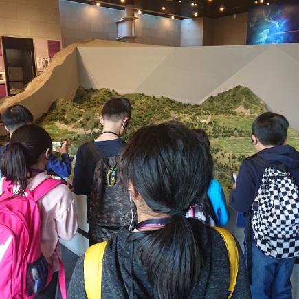 学生参访北京周口店遗址博物馆，了解周口店遗址的地貌特征与发掘工作。