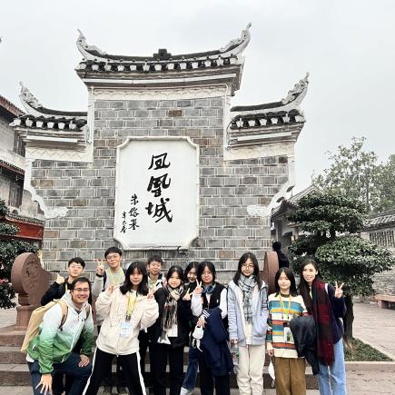 学生参访凤凰古城，认识古城的文化、经济及社会发展。