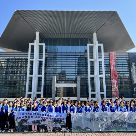 学生参访湖南博物院后拍大合照。