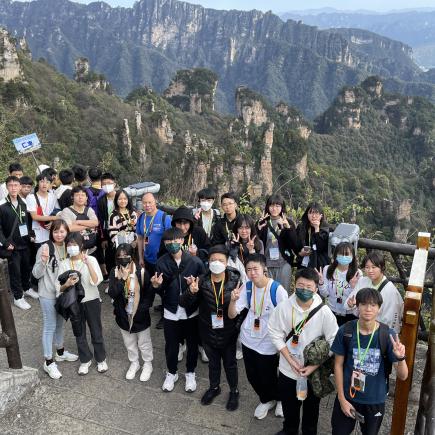 学生参访天子山，认识张家界的地理特征和自然风貌。