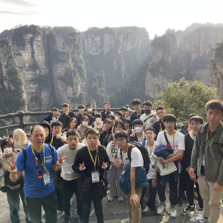 学生参访袁家界，认识张家界的地理特征和自然风貌。