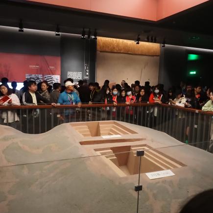 学生参访湖南博物院，探究历史文物的保育与中华文化的传承。