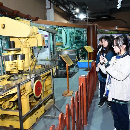 学生参访厦门古龙酱文化产业园，认识酿制酱料的过程及其生产线运作等。