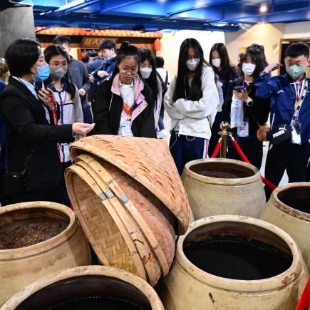 学生参访厦门古龙酱文化产业园，认识酿制酱料的传统工艺。