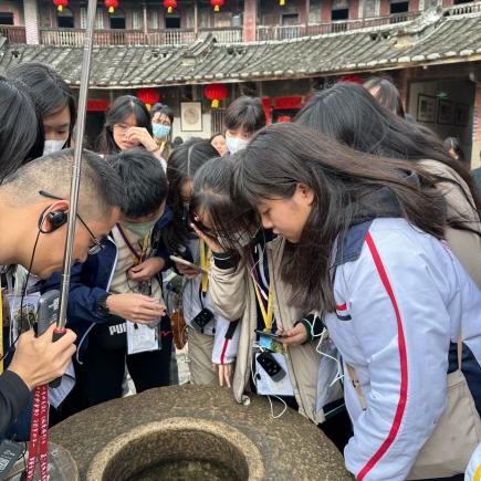 學生參訪華安土樓，認識福建土樓的建築特色及其作用。