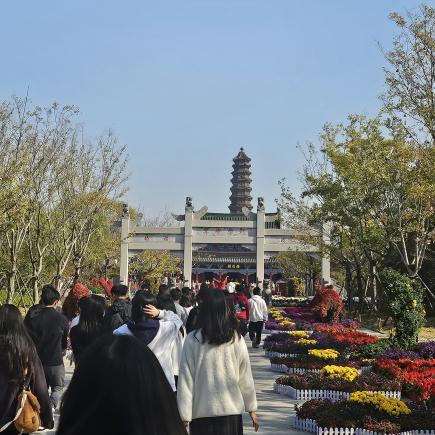 學生參訪開封鐵塔，認識開封巿對文化遺產的保存和保育情況。