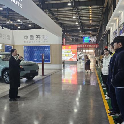 學生參訪奇瑞汔車河南生產基地，了解國家企業的發展。