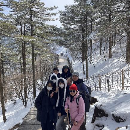 參訪時適值黃山初雪，學生有幸得見黃山五絕之一「冬雪」，甚感興奮。