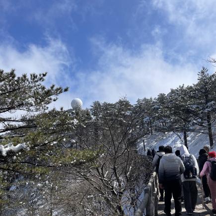 行走於「奇松」、「怪石」、「冬雪」、「雲海」之中，師生均被黃山之美折服。