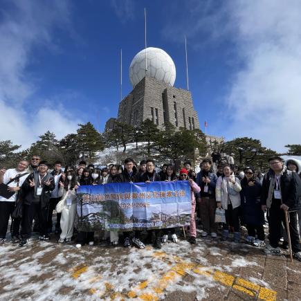 師生於黃山第二高峰光明頂留影。