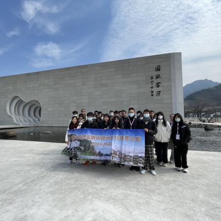 學生參觀宣紙文化園，園區建築富藝術感，吸引師生眼球。