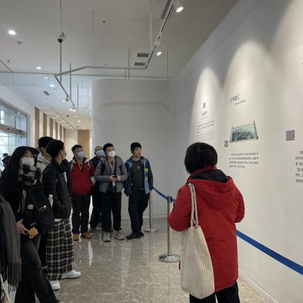 學生參訪宣紙文化園，認識宣紙的起源及製作流程，以及巨宣三丈三的製作不易及其珍貴。