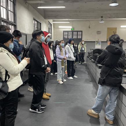 學生參觀胡開文墨廠，走進墨廠車間觀看工匠從熱騰騰的鍋裡拿出和好的墨泥，拿起錘子反復捶打，方知平日生活中不起眼的一塊墨，原來需歷經多項工序才能現世。