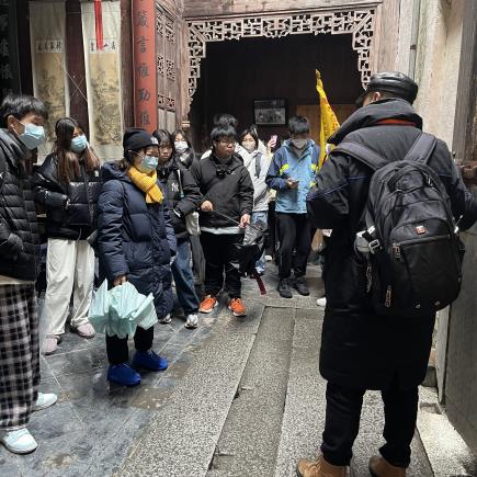學生聆聽昔日建築的保安設計。