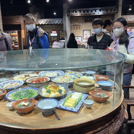 學生參觀中國徽菜博物館，不期然回想此行是否曾品嘗一二。