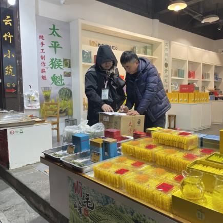 學生把握機會訪問遊人、商店老闆，認真完成學習任務。