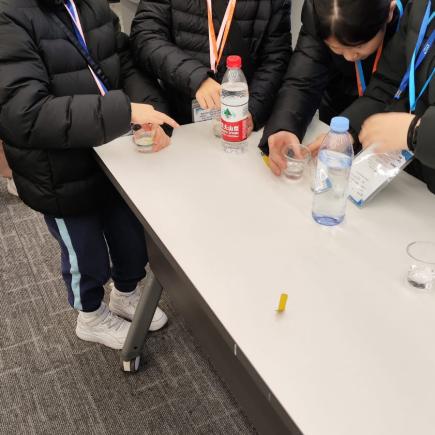 學生在一所飲料生產企業考察。