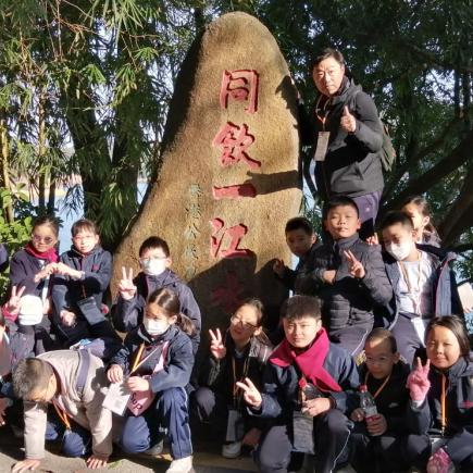 學生在萬綠湖及鏡花緣風景區考察。