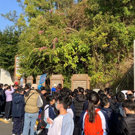 學生在新豐江水電站及攔河大壩考察。