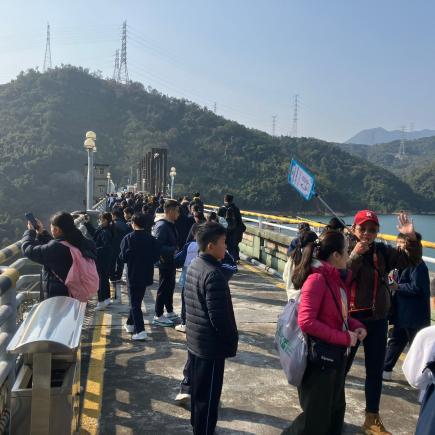 學生在新豐江水電站及攔河大壩考察。