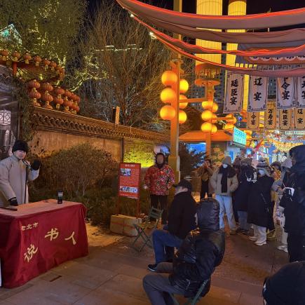 學生於老北市觀賞說書，感受當地社會面貌。