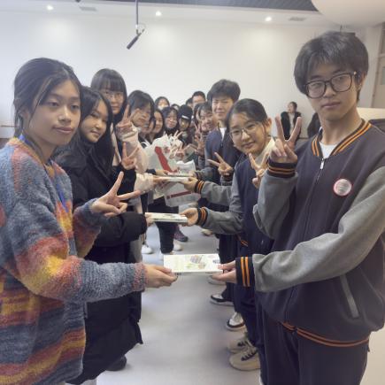 學生參訪當地一所中學，了解內地和香港的學與教模式的異同
