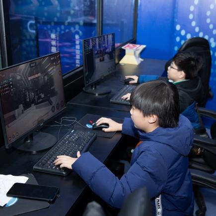 學生於機御未來機器人科普教育基地體驗RoboMaster競技，加強對STEAM範疇的認識和興趣。