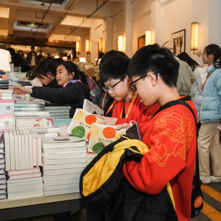 學生於南京先鋒書店考察，認識當地新型書店普及的原因。