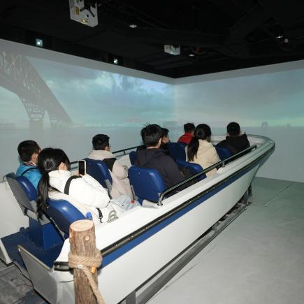 學生於長江江豚科教中心體驗6D漂流船，認識長江自然生態。