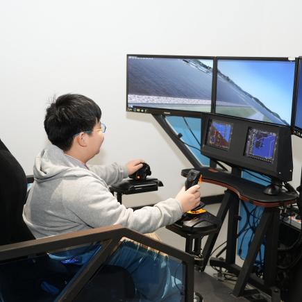 學生於南京愛飛客航空運動科普基地體驗模擬駕駛，了解飛行的原理和技術。