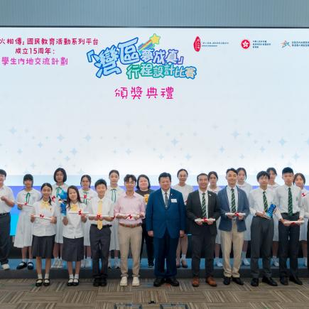 初中組最踴躍參與奬得奬學校培僑中學和初中組優異奬得奬學校聖羅撒書院、聖若瑟書院及港大同學會書院與嘉賓合照。