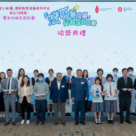 高中組最踴躍參與奬得奬學校元朗商會中學和高中組優異奬得奬學校觀塘官立中學、香港扶幼會盛德中心學校及香港中文大學校友會聯會張煊昌中學與嘉賓合照。