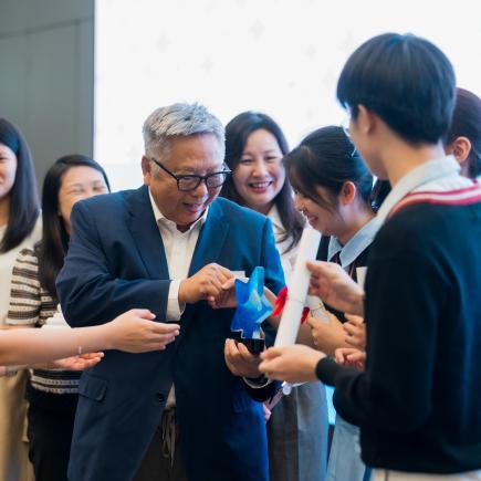 「薪火相傳」國民教育活動系列平台執行主席楊耀忠先生頒發奬座予得奬學生。
