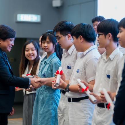 「薪火相傳」國民教育活動系列平台執行主席代表蘇銳鴻先生與得奬學生逐一握手道賀。