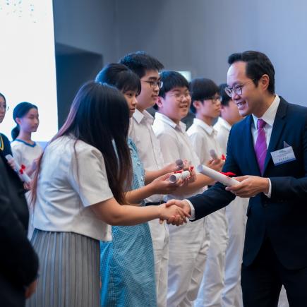 「薪火相傳」國民教育活動系列平台執行主席代表蔡德昇先生祝賀得奬師生。
